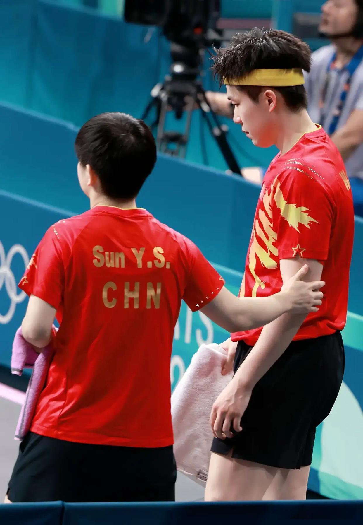 孙颖莎握着王楚钦胳膊！！！大家发现没有？莎头混双比赛，大头发挥失误，局间休息站在