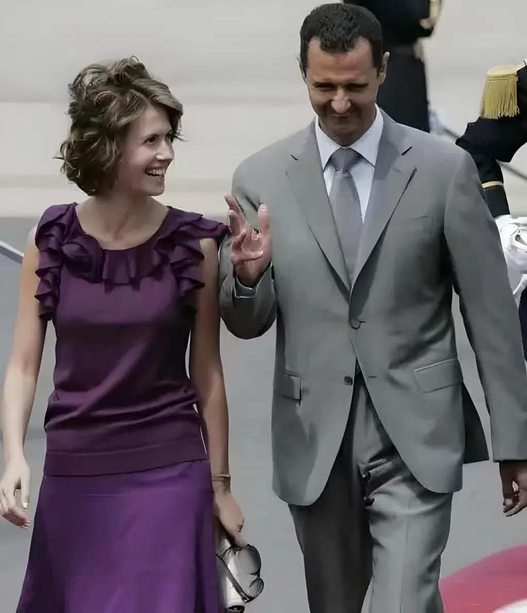 夫妻本是同林鸟，大难临头各自飞，阿斯玛要和巴沙尔离婚。

当地时间12月22日，