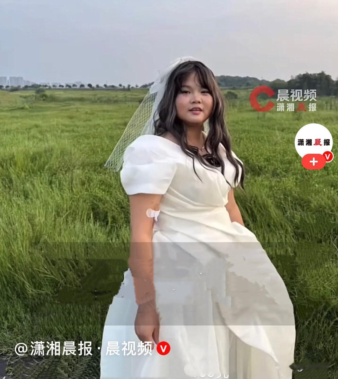 再次被这个温柔的女孩深深打动！还记得当初地铁吐血、默默擦净地面、不愿麻烦任何人的