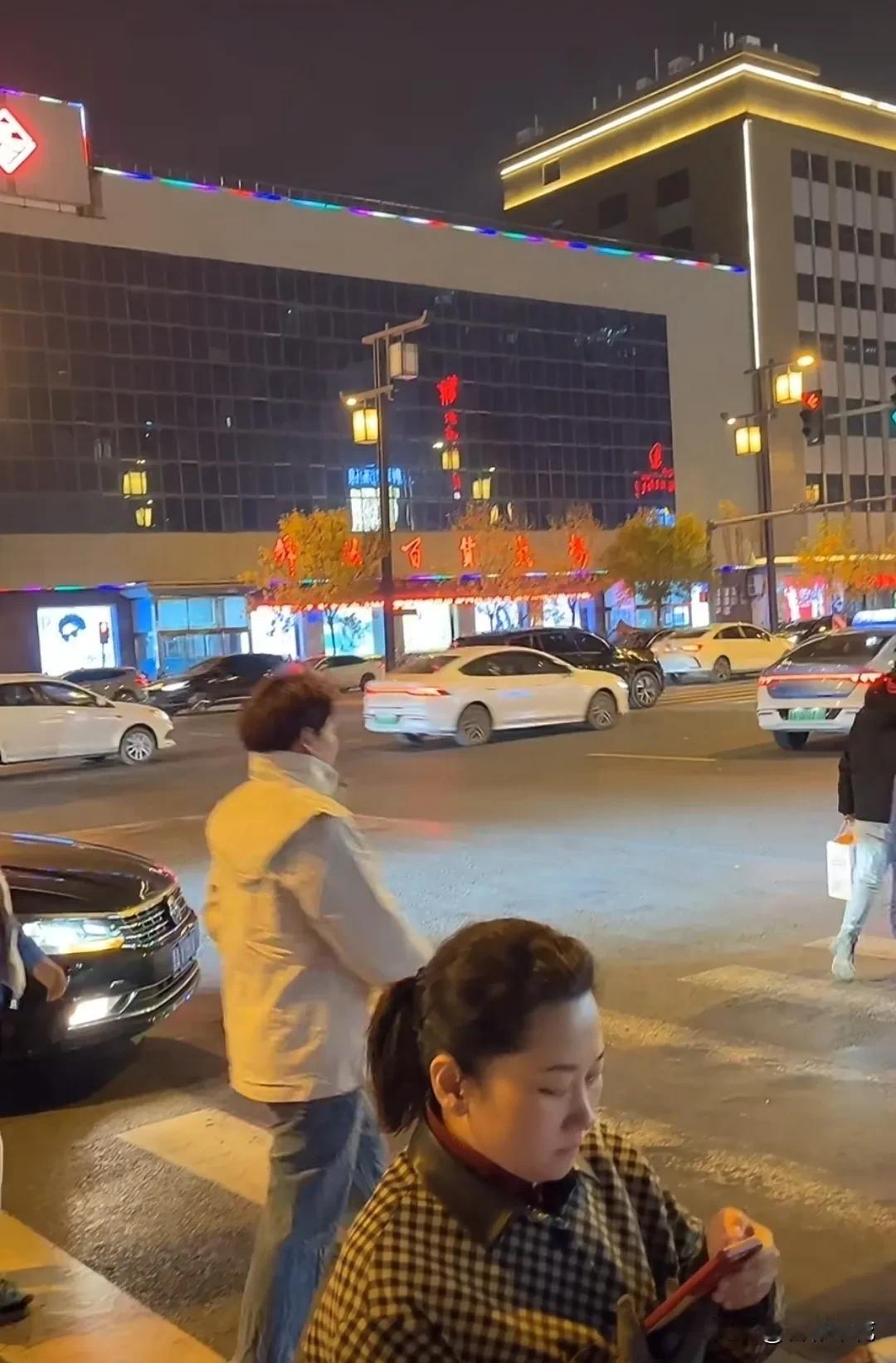  太原市解放大楼是一个综合性的购物商场。这是一个有着历史年代感的购物商场，也是一