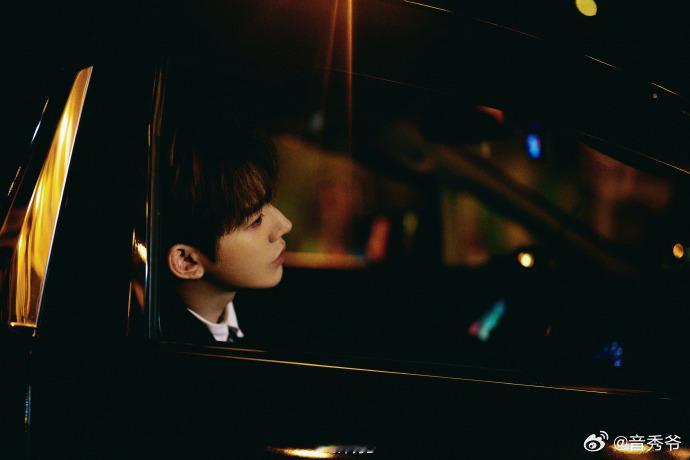 邓为暗夜贵公子邓为的这身黑色西装真是让人眼前一亮，不仅完美展现了他的身形曲线，还