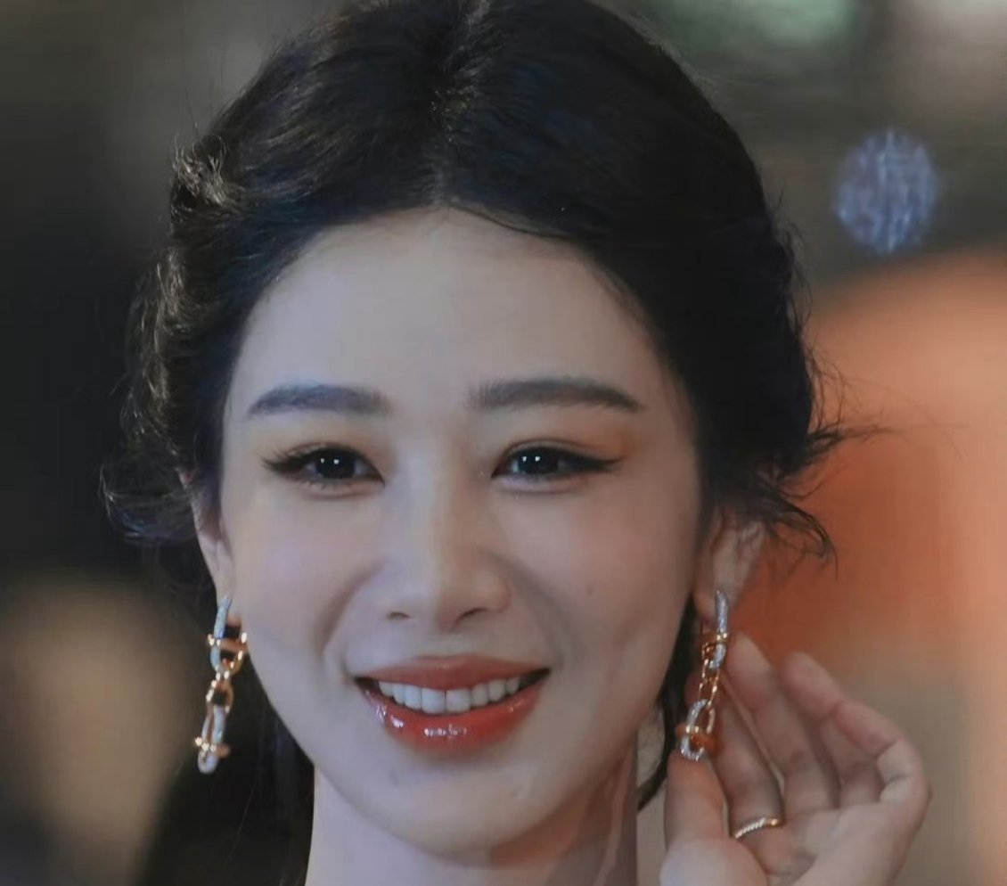 杨紫工作室发了五张图有两张是黑屏杨紫姐姐也太美了吧，听说借的多手高定连拉链都拉不