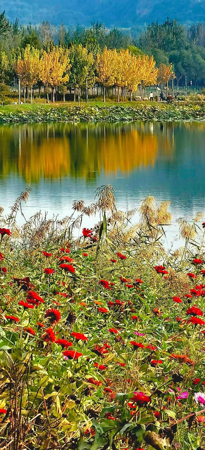 下联：春色融融窈窕姿

解释：下联“春色融融窈窕姿”与上联“秋波湛湛妖娆态”相映