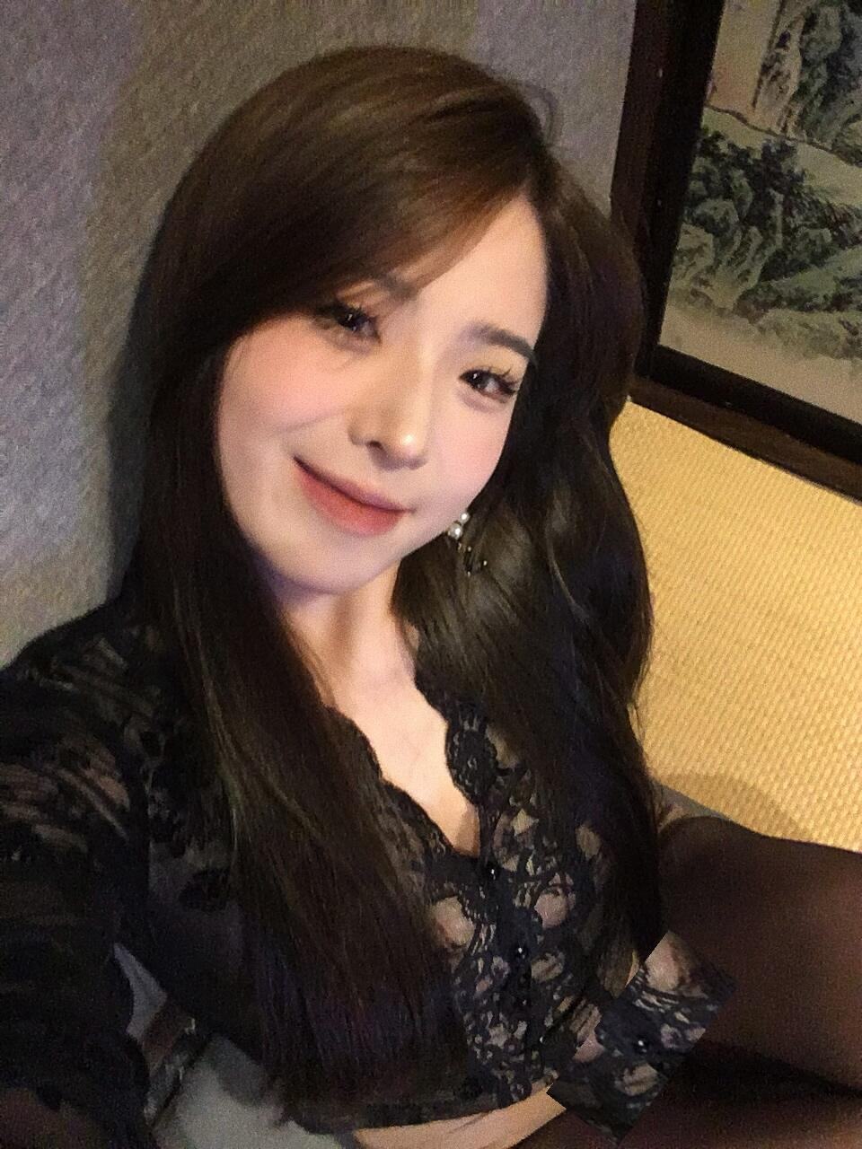 清冷疏离自带高级感，不讨好不迎合不张扬，眉眼淡然气场内敛，低调的美更具长久吸引力