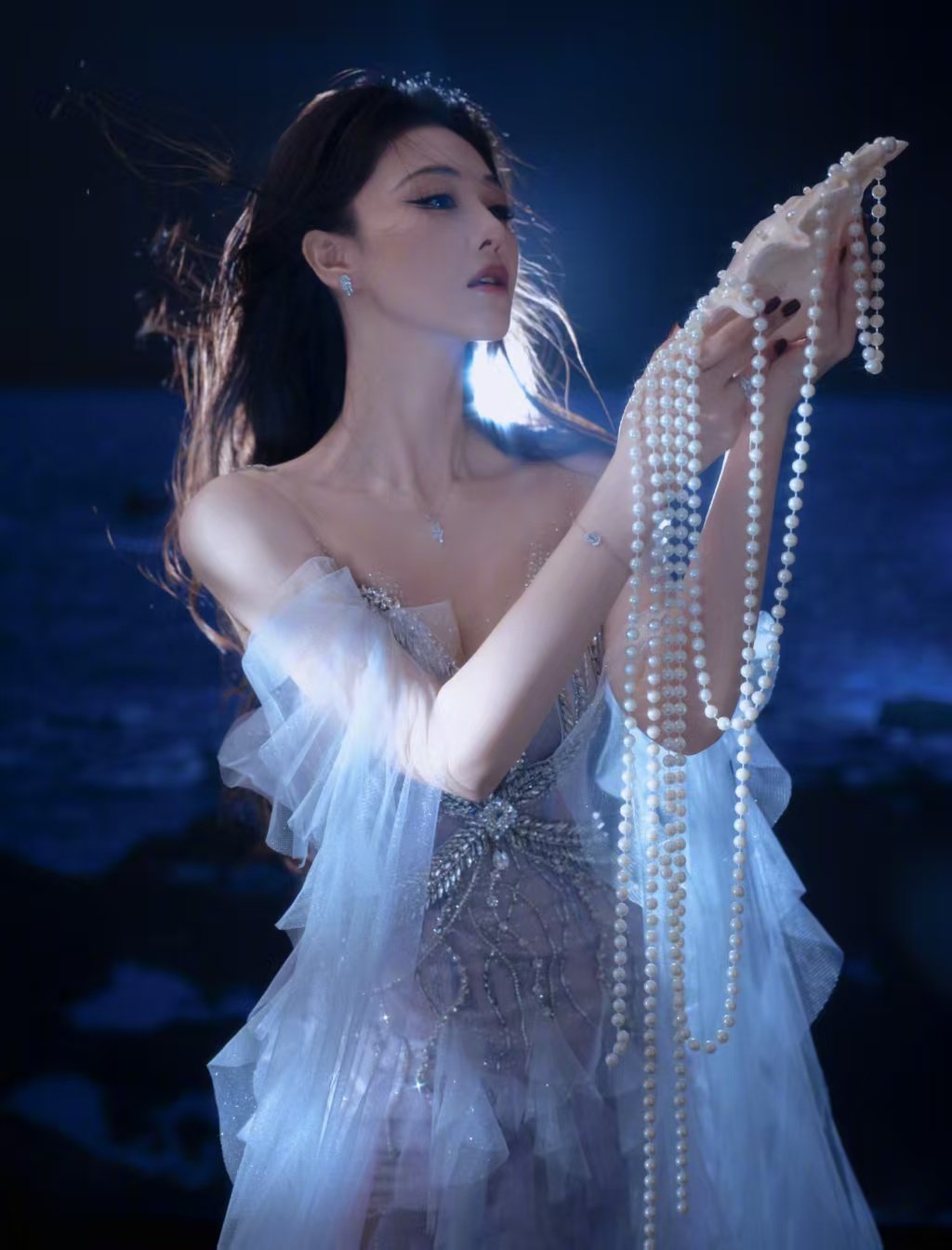 实际上是被张馨予的造型美哭了 