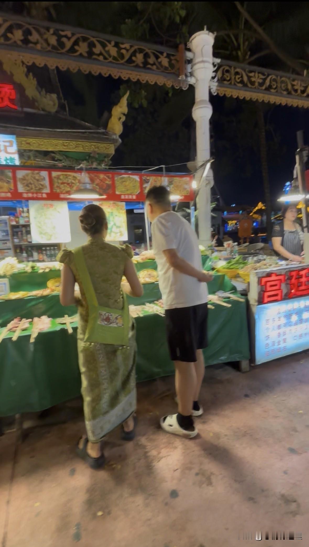 西双版纳的湄公河.星光夜市，听说这里是亚洲最大的夜市，去了以后果然名不虚传。
