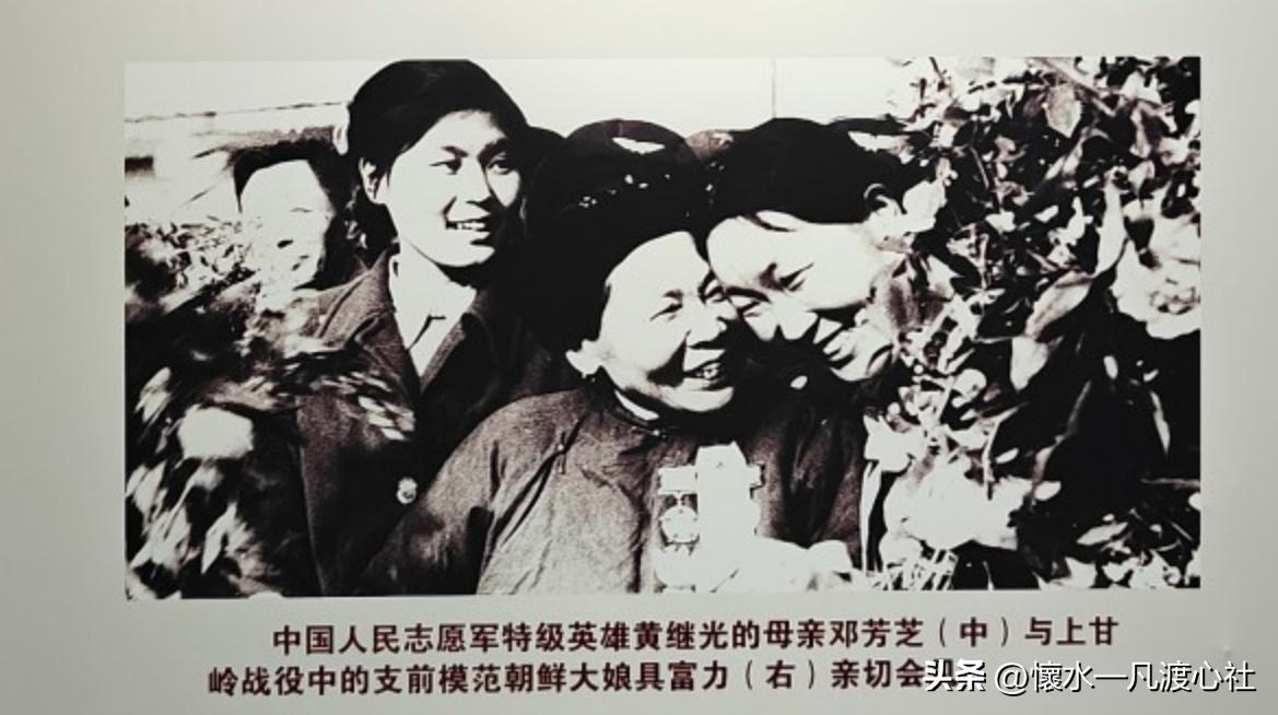 前几天在博物馆看到这两张照片，心中五味杂陈，特别是孩子死去，母亲笑逐颜开的定格，