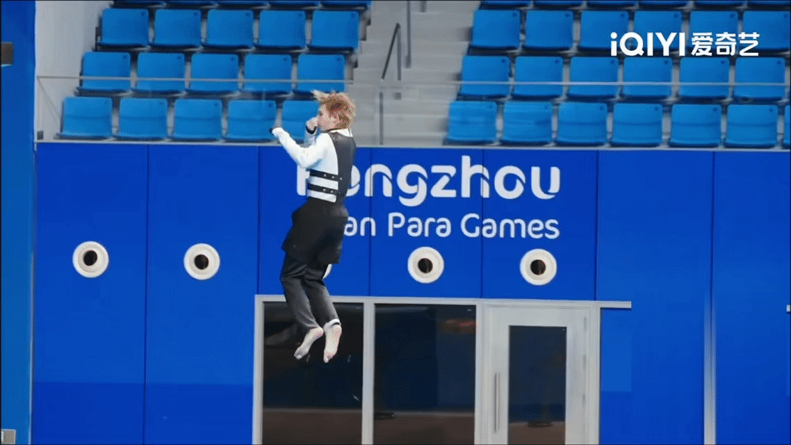 何浩楠空中侧转跳水 真的被何浩楠的自信和实力打动，五米台跳水空中侧转两周，完美入