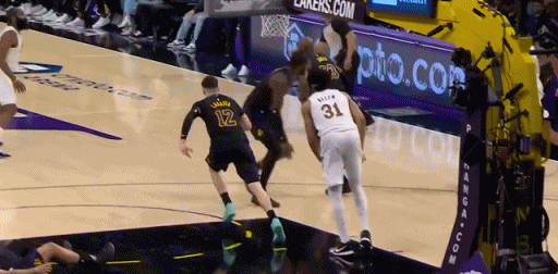 第三节7分50秒，哈登弧顶传球失误，湖人抢断后下快攻，小里持球到篮下后高高抛起，