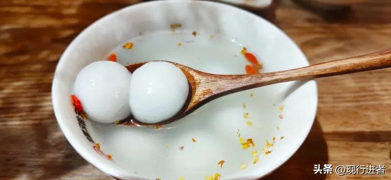 汤圆表面光滑细腻，元宵则布满粉霜；煮熟后汤圆汤色清亮，元宵汤汁浓白。原来两者区别