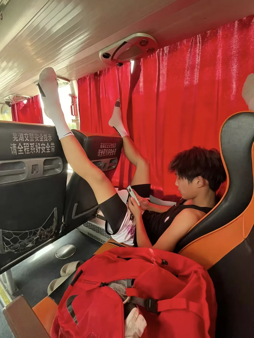 你又将为谁不成眠？