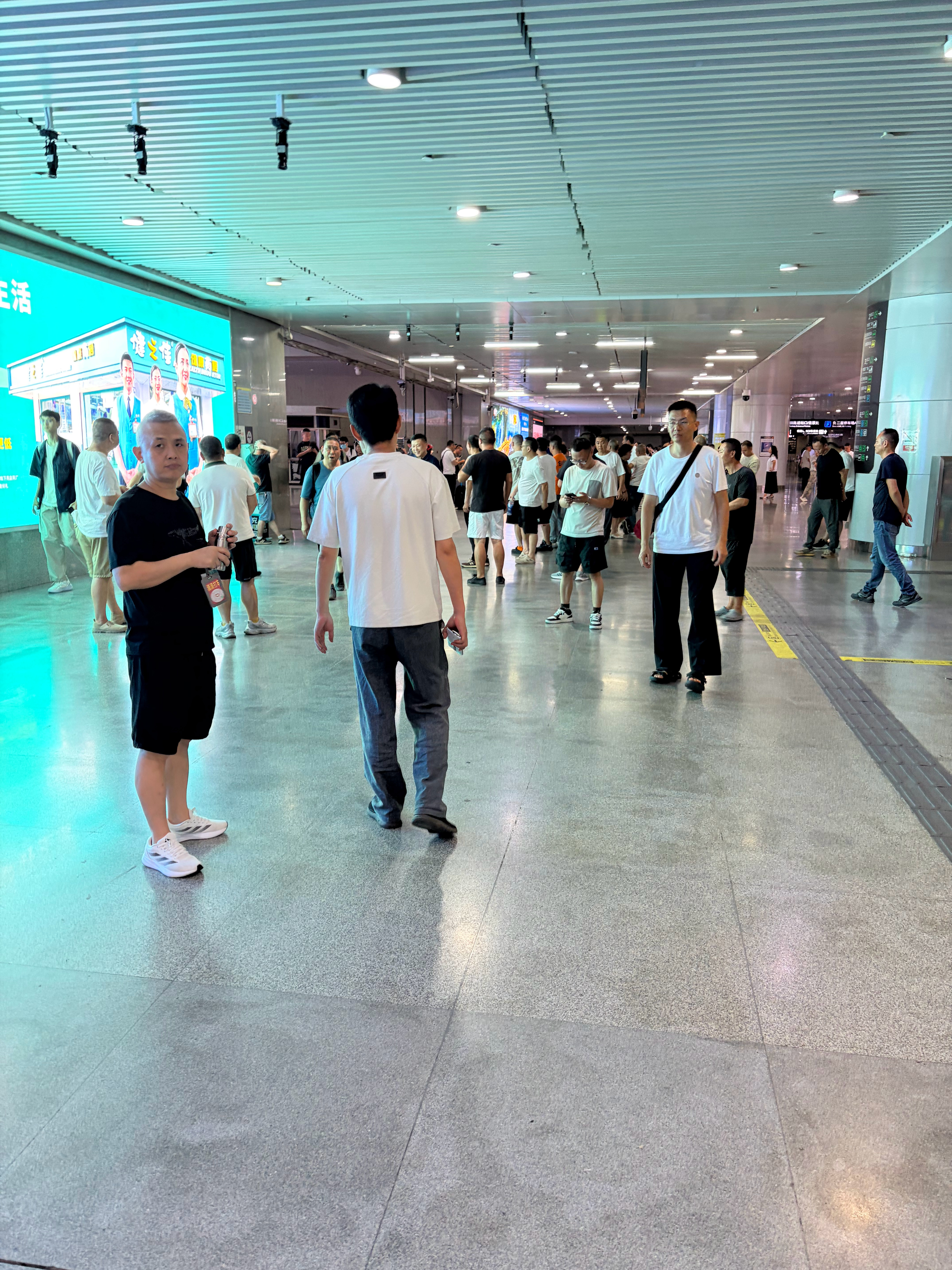 机场火车站出口都是“黑车”司机揽客，从生存角度我可以理解，但我不建议大家试错，公