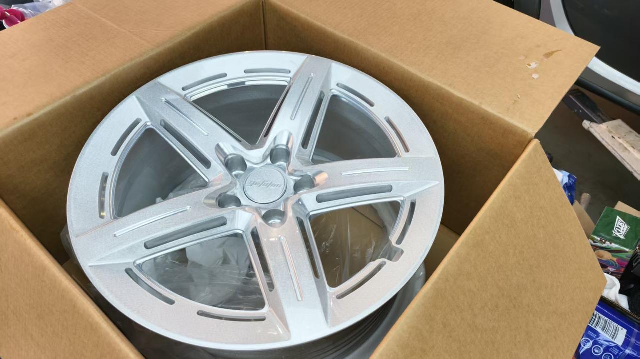 我做了一个很大胆的尝试
换了一套拉丝银的轮毂…
比原装特别很多，远看更像一辆油车