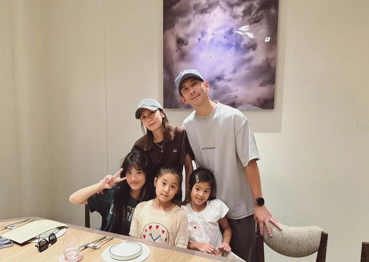 贾静雯和老公俢杰楷真是娱乐圈的模范夫妻。结婚十年依旧恩爱如初。育有两个女儿的她们