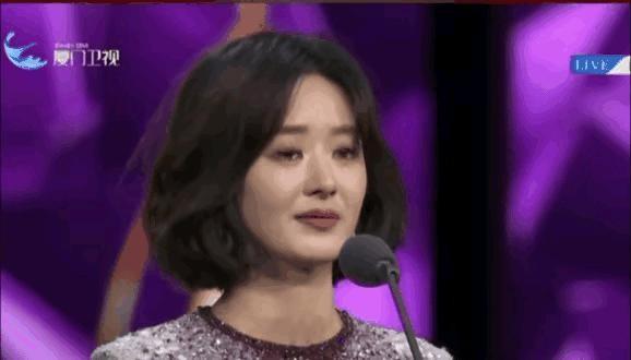 说实话，这几年她一直把情绪藏得很深，结果现在居然看到她哭泣。

十年前一句”圆脸