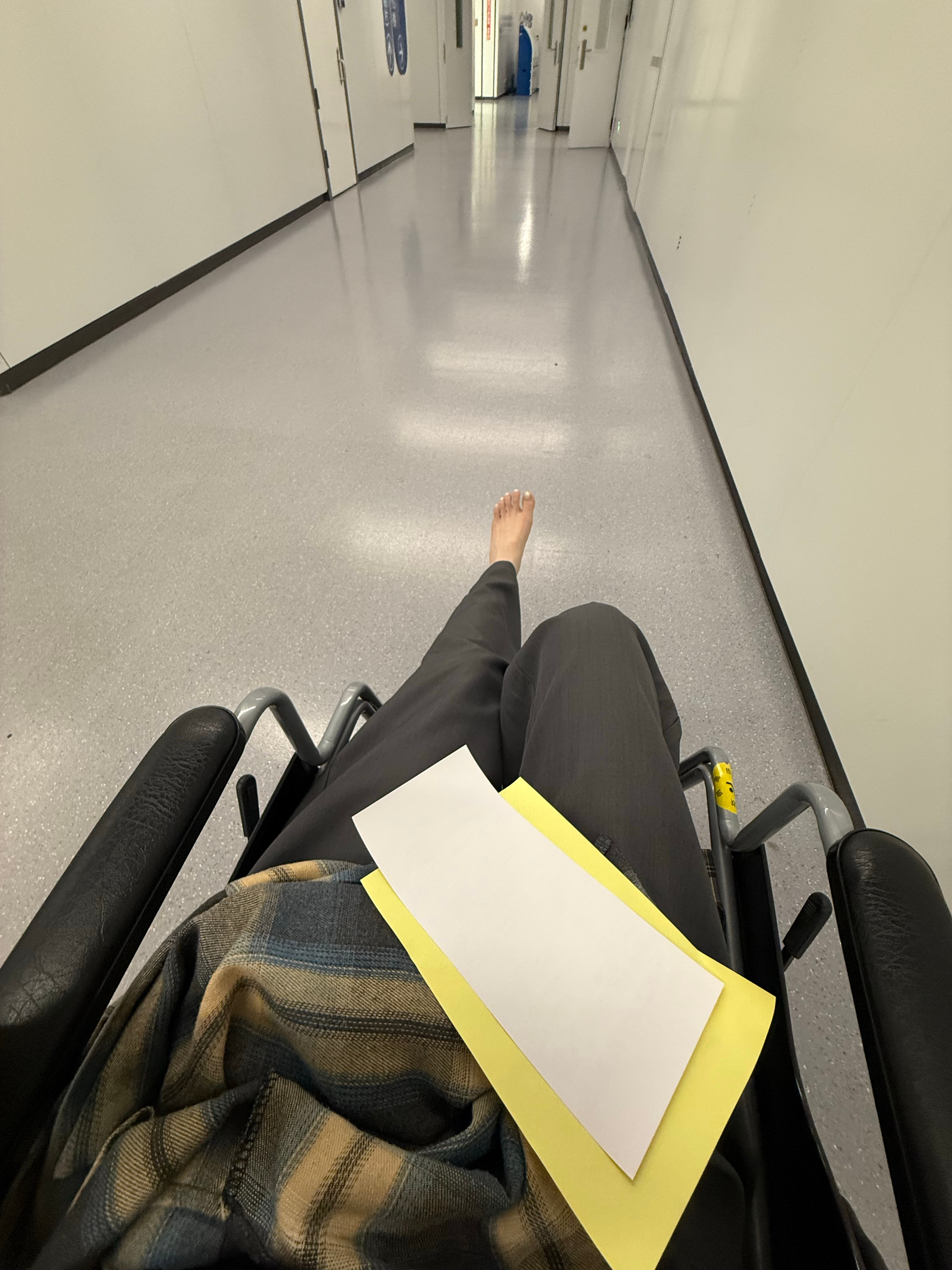 太倒霉了！！！明天出发去旅游，今天把脚崴了 ​​​
