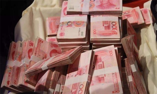 老家动迁了一次性我拿到了100多万，还没等我们老两口想好怎么办的时候，我儿子说：