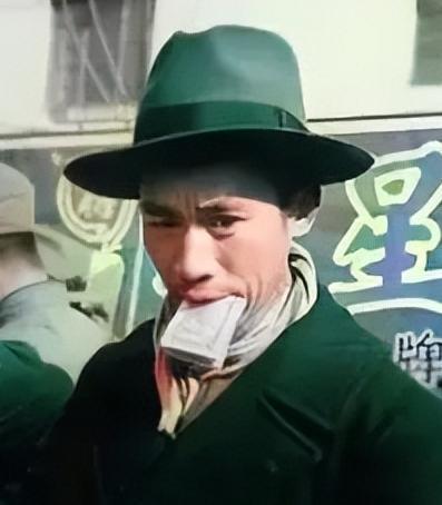 1949年的上海，赫赫有名的商人丁永福，把自家的洋房全卖了，换成了美金，旁人都说