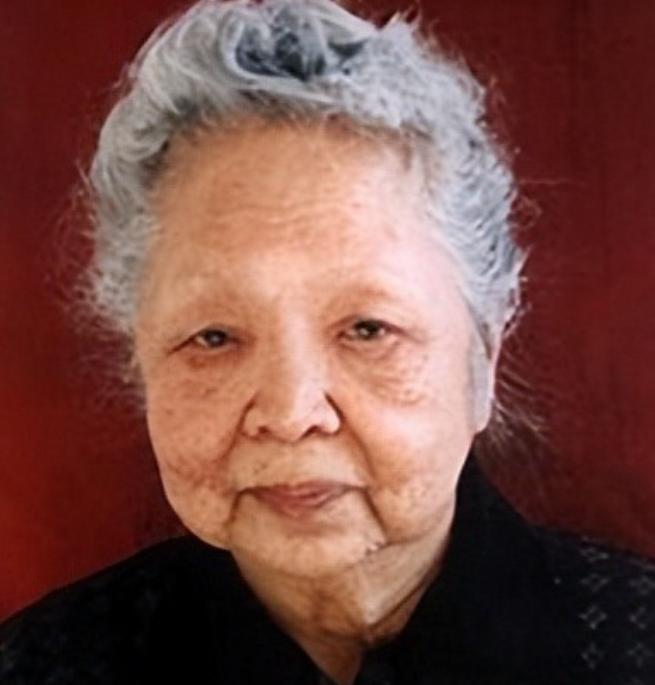 1957年，美国海关私吞了中国女人行李箱里面的6800美金，她却开心地笑了，谁也