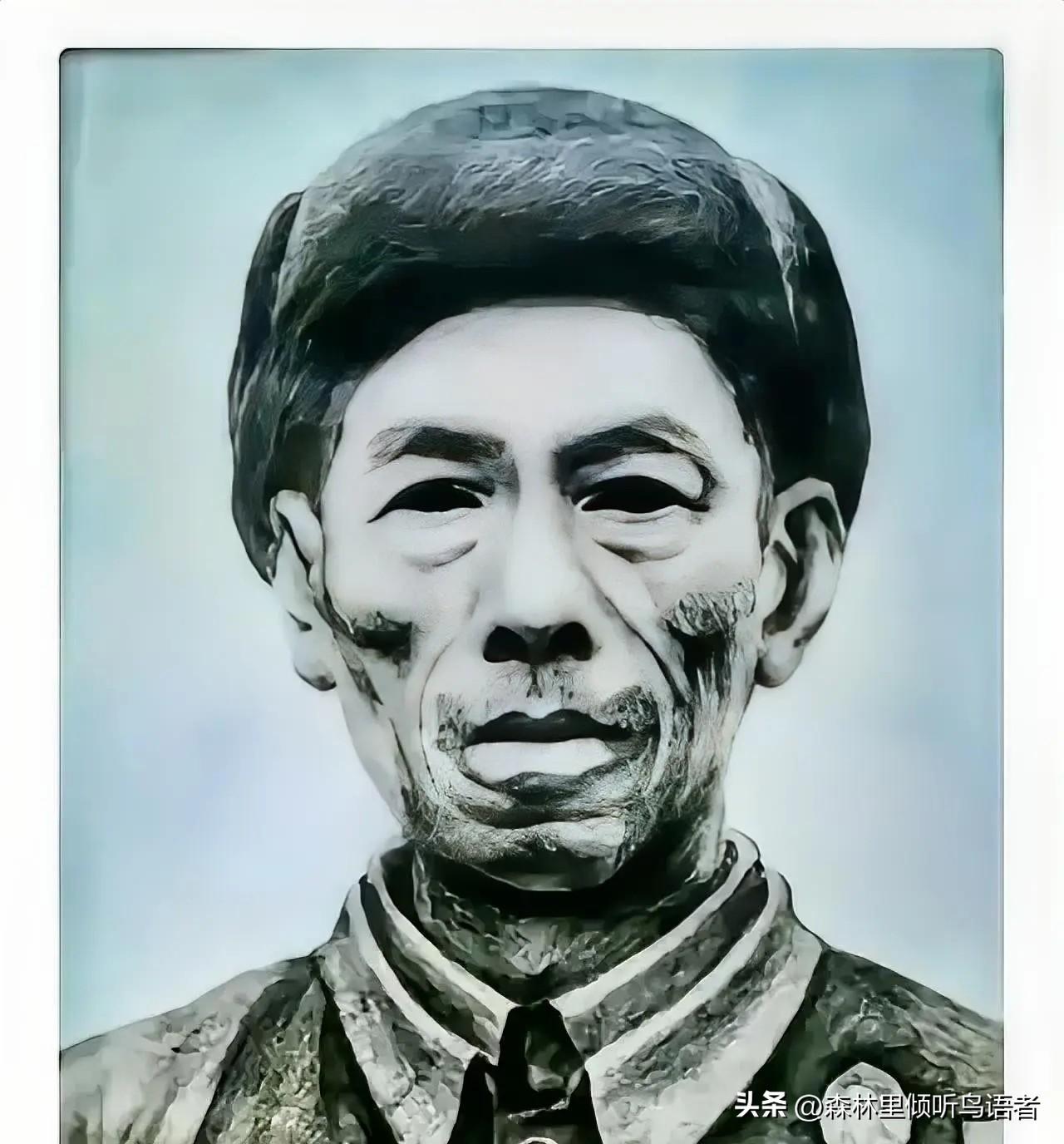 1952年深秋夜。上甘岭。刺刀捅向战友遗体时，他还活着。
 
几个美军围着一个弹