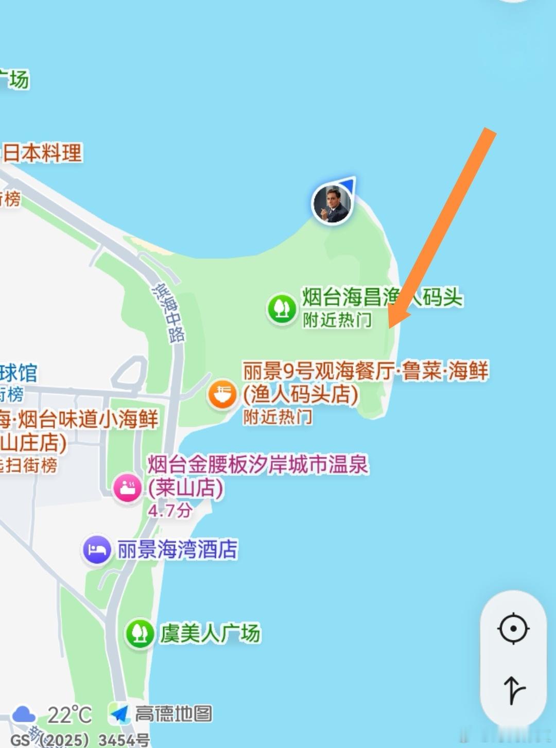 海边，一等一的景区里，赫然立着这么一个三鞭酒的广告，要多难看有多难看。有钱就可以