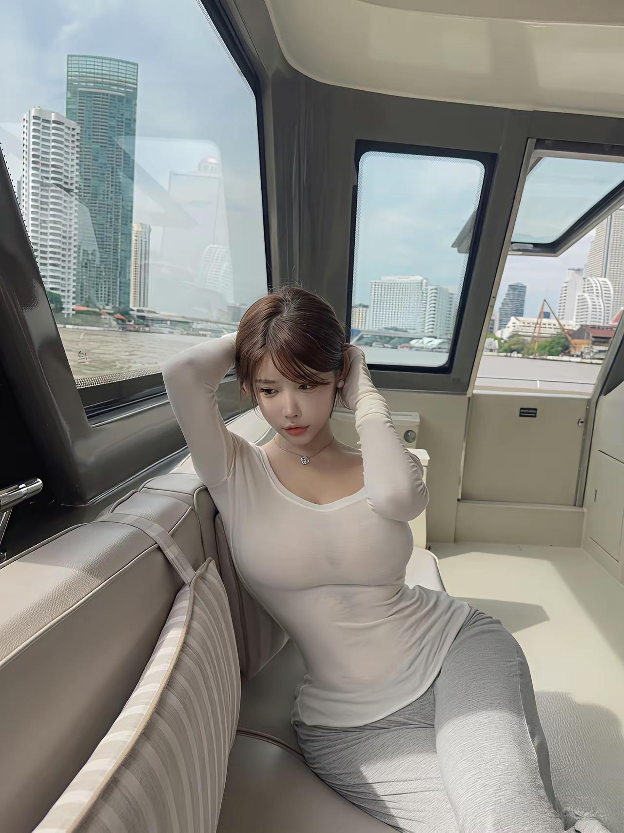 都市少女在游艇上享受悠闲时光🛳️✨