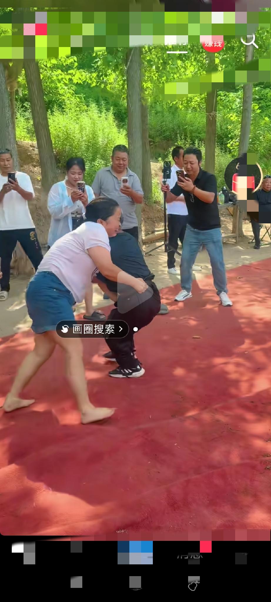 乡村男女摔跤游戏该不该取缔？
现在很多农村部分地区兴起的男女混合摔跤游戏，表面上