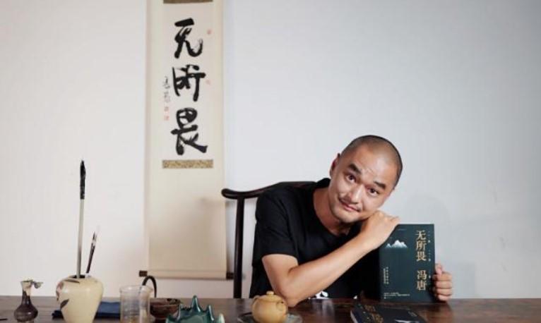 《澎湃网》曾精准描摹冯唐的多元身份：“常被贴上情色作家标签的管理行家，熬过麦肯锡