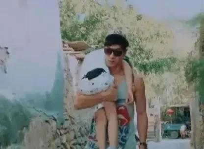 张亮送15岁的儿子天天出国留学，惊人身高引热议！

张亮在8月22日发文：“随着