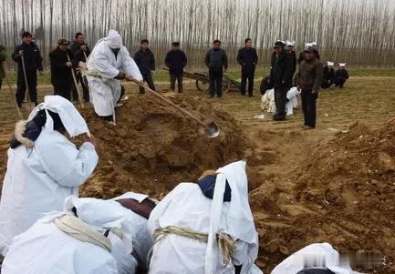 大家有没有发现一个奇怪的现象，现在村里的老人去世，丧事办的特别简单。村里一位老人