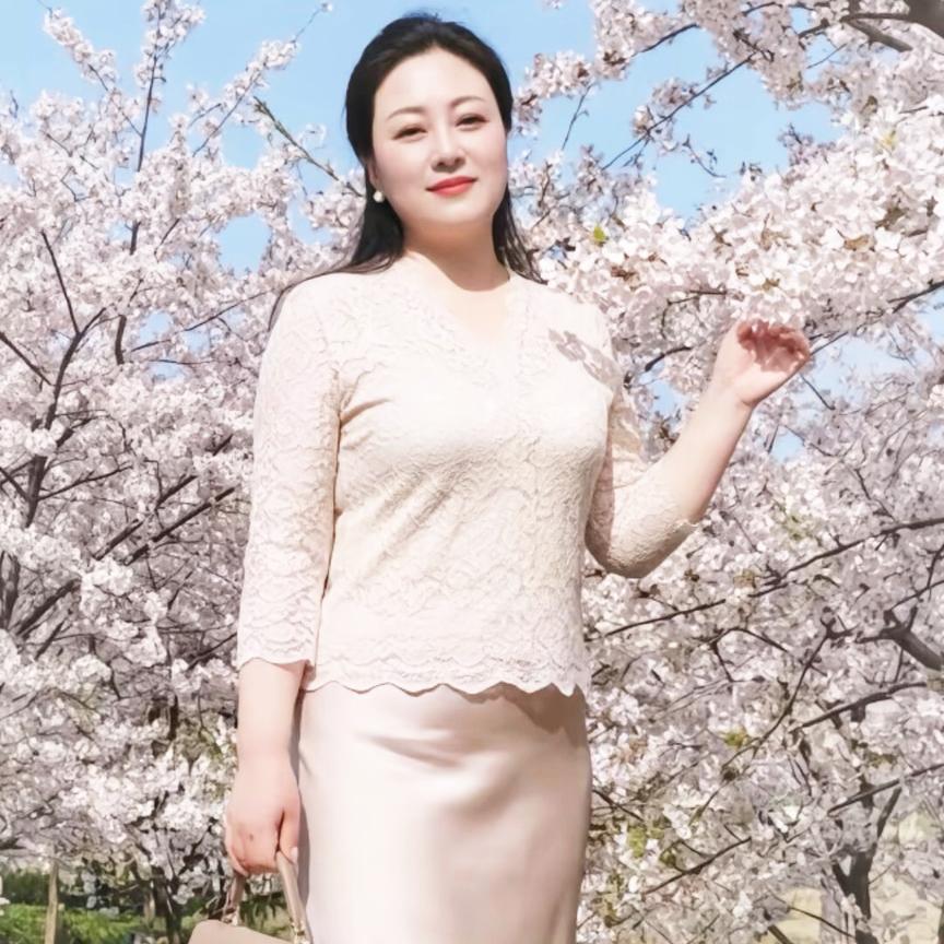 清晨，
露珠在叶片上轻晃，
却从不埋怨风的不羁——
这难道不是生命最本真的模样？