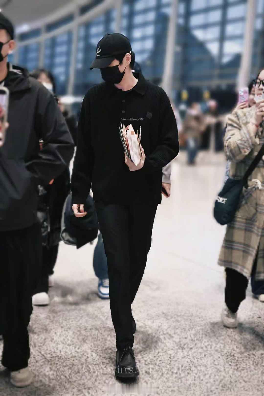 魏大勋一大早长沙出发周五晚高疯 大勋这清早的帅气杀我，正片快点播，已经迫不及待了