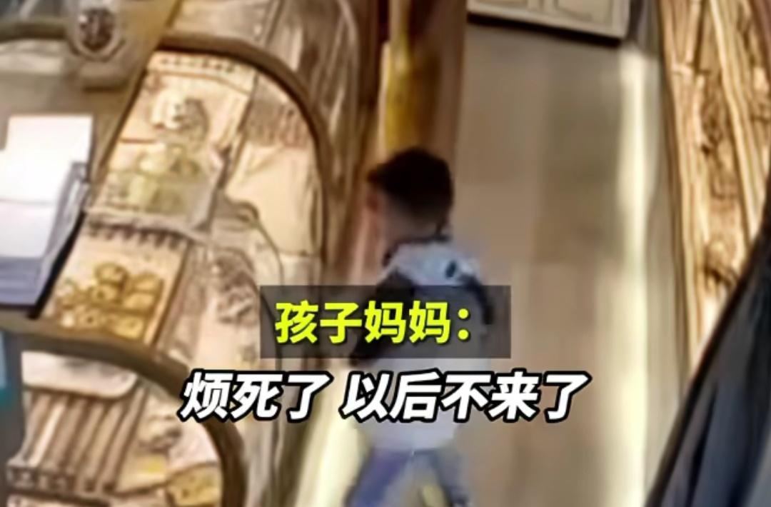 江西一蛋糕店内小孩用手摸蛋糕被店员阻止，小孩母亲发视频污蔑蛋糕店不干净，吃了拉肚