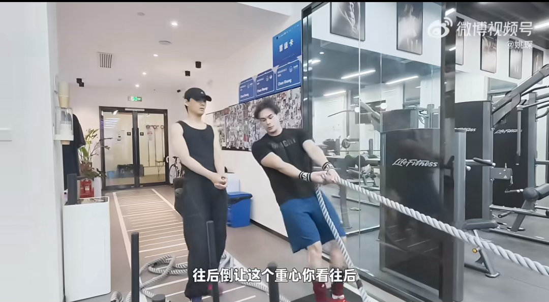 姚琛进组前液断36h 姚琛对待每一个角色都格外认真用心，愿意为了适配角色外形，去
