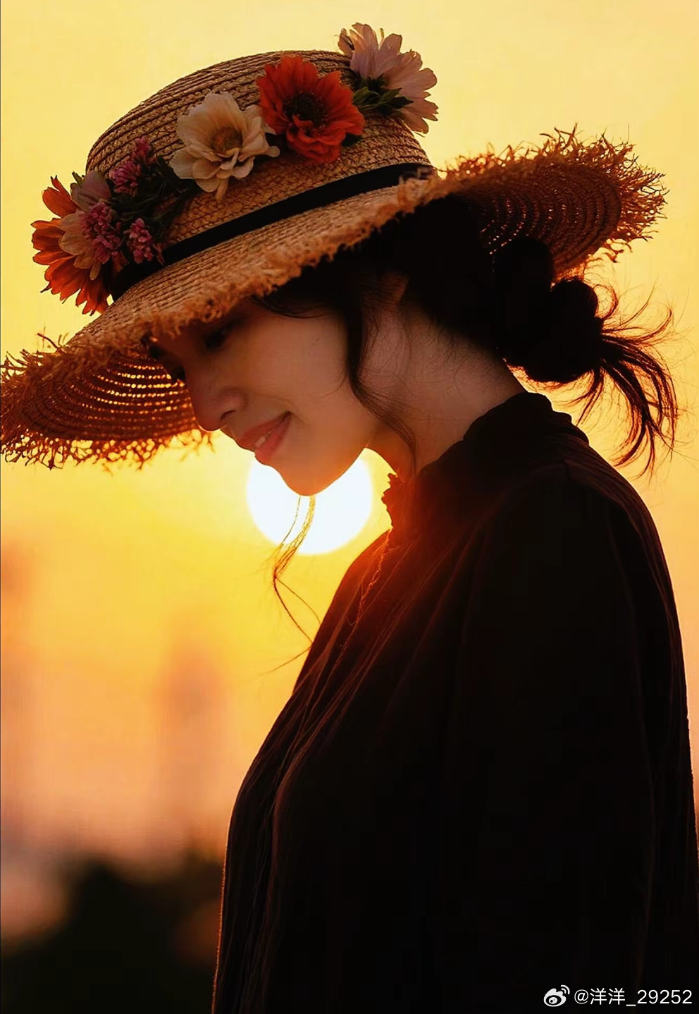洋洋高锐·斜阳、暮◎站在半山腰望……她此时此刻夕阳……特别彤芳心……特别红◎她…