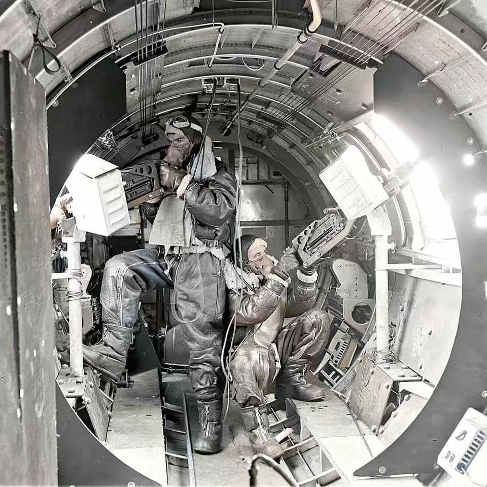 B-17“空中堡垒”的中腰部炮手的内部构造