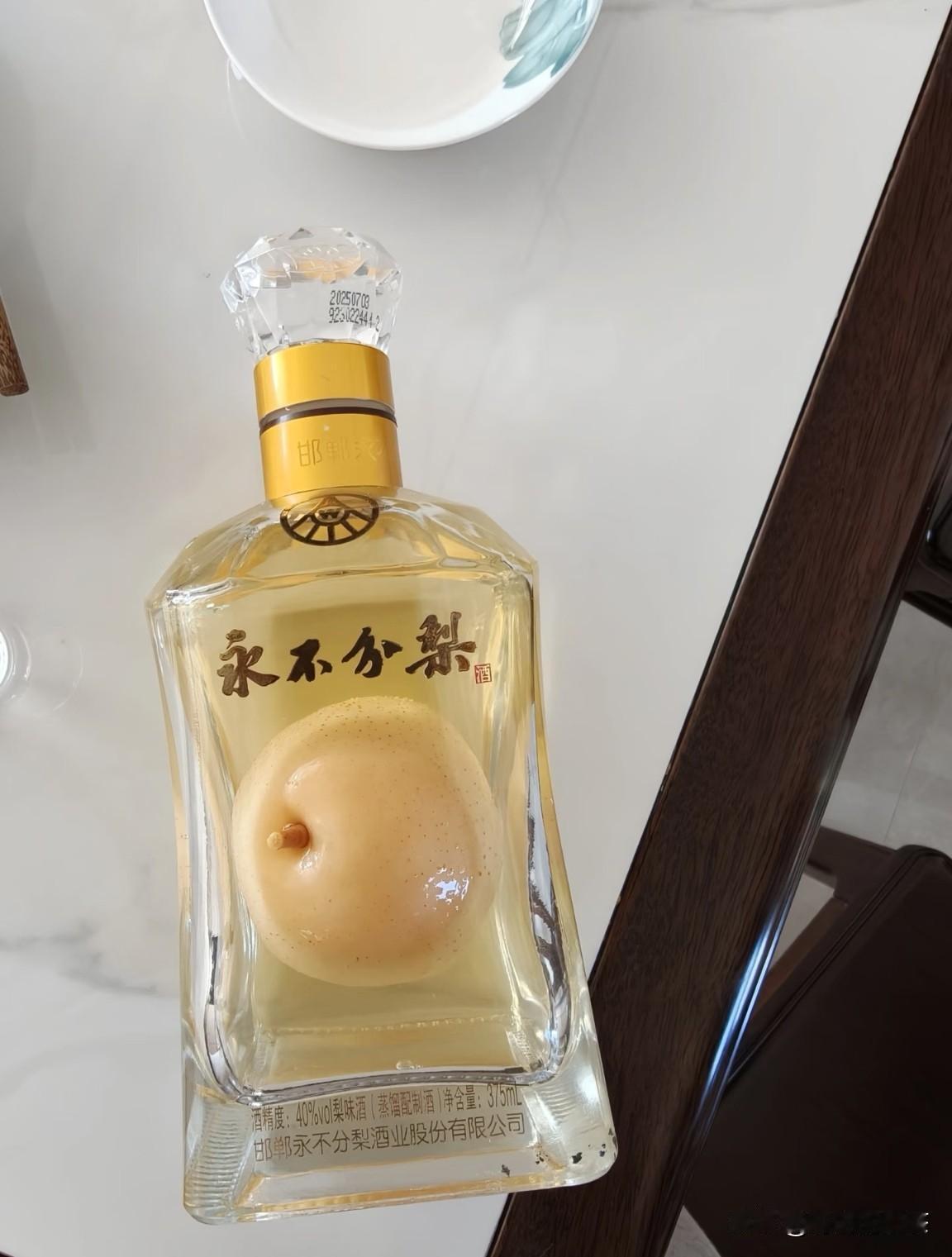 实在是想不出这个梨子是怎么放到这个瓶子里面的？想问问头条里的朋友们有知道的吗？请