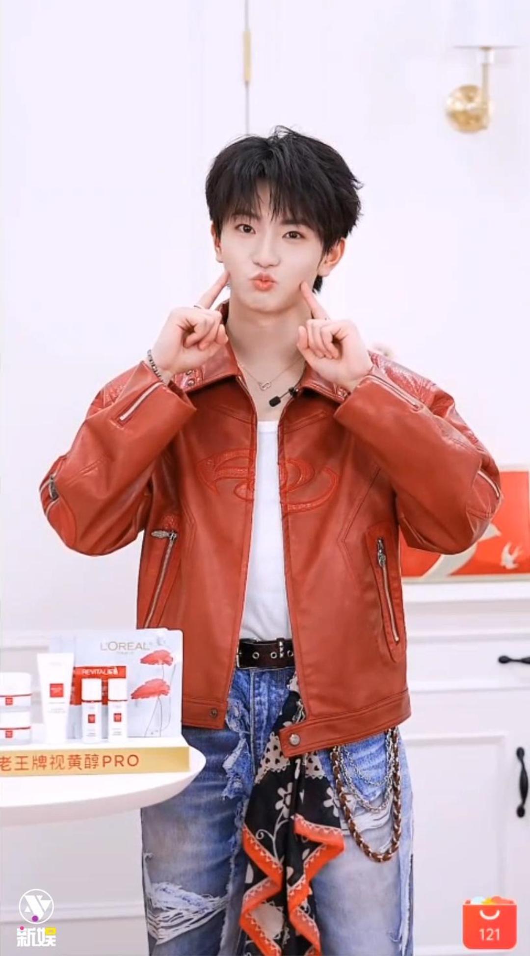 穆祉丞嘟嘴戳脸杀穆祉丞嘟嘴戳脸饭撒穆祉丞直播主持人太会了，趁游戏环节cue穆祉丞