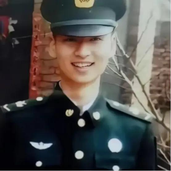 2020年，24岁的儿子不幸牺牲，母亲在整理他的遗物时，发现了一位女孩的照片，她