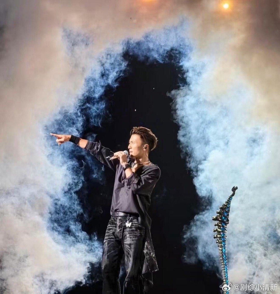 谢霆锋月老上号了 演唱会中途谢霆锋主动当起月老，让台下情侣当众秀恩爱。自己站在台