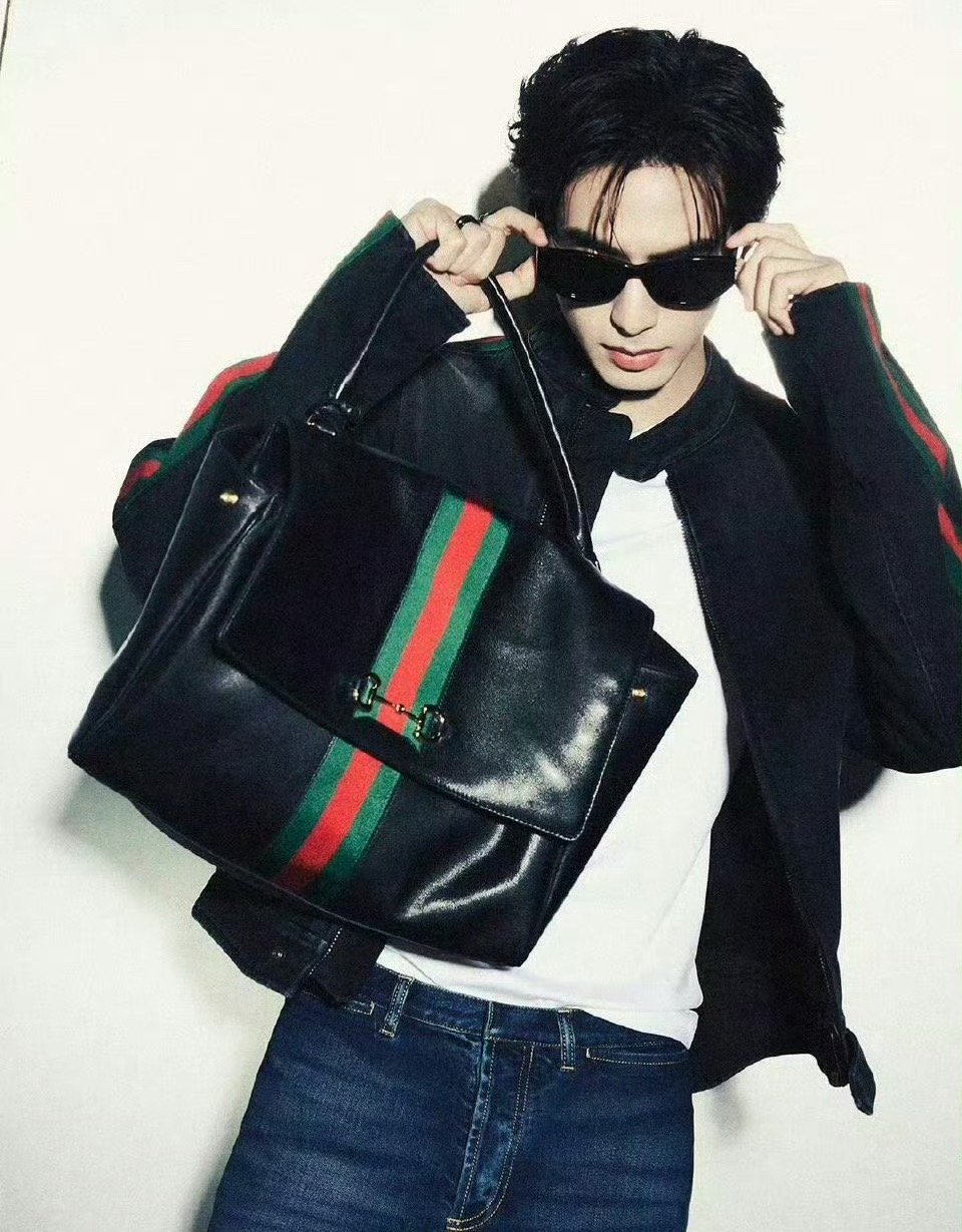 张凌赫和宋威龙这拍照动作到底是谁模仿的谁？ 