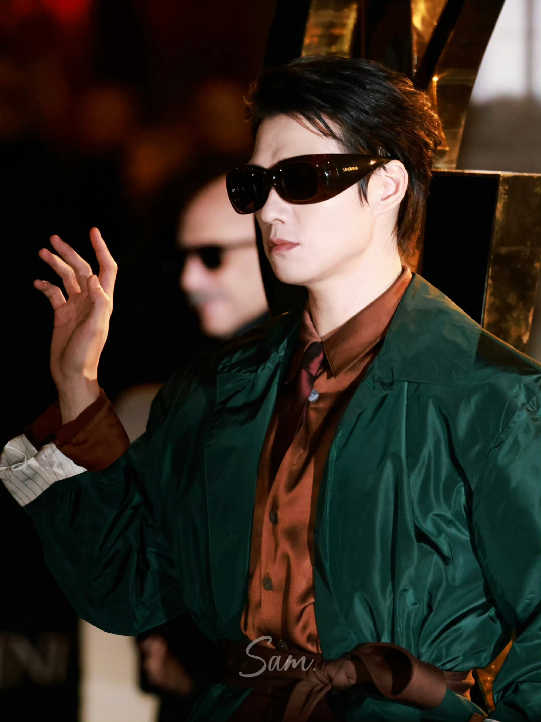 魏大勋与圣罗兰巴黎再聚 魏大勋巴黎时装周表现太亮眼，选款品味在线，墨绿与酒红撞色