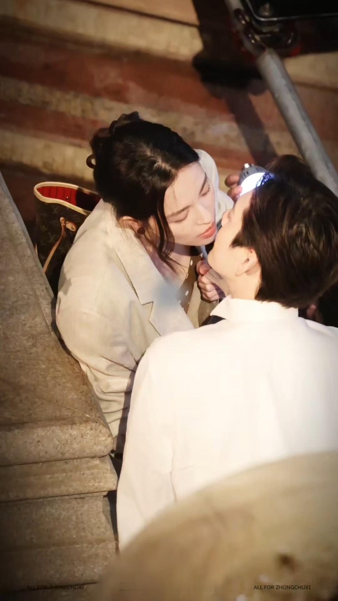 钟楚曦陈伟霆扯领带吻真的很爱看这种成年人之间打直球的恋爱，钟姐扯领带拉过来就亲，