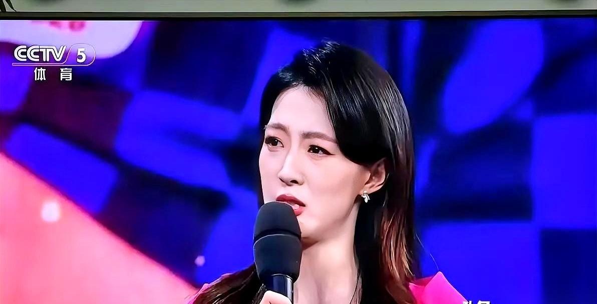 央视女主持宋雪莹，在《豪门盛宴》直播里哭了。
全场屏住呼吸的补时最后一秒，克罗地