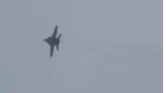 美军最不愿看到的事发生：又一架战机被击中，仓皇往航母方向跑 

美军最不愿看到的