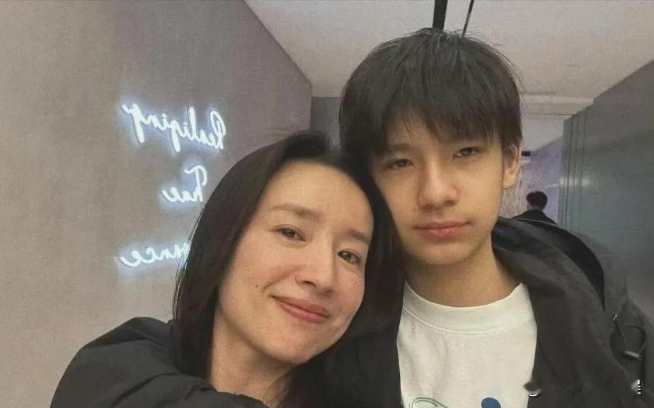这是董洁潘粤明儿子？

长得不完全像董洁也不完全像潘粤明。

但是一眼看过去就让