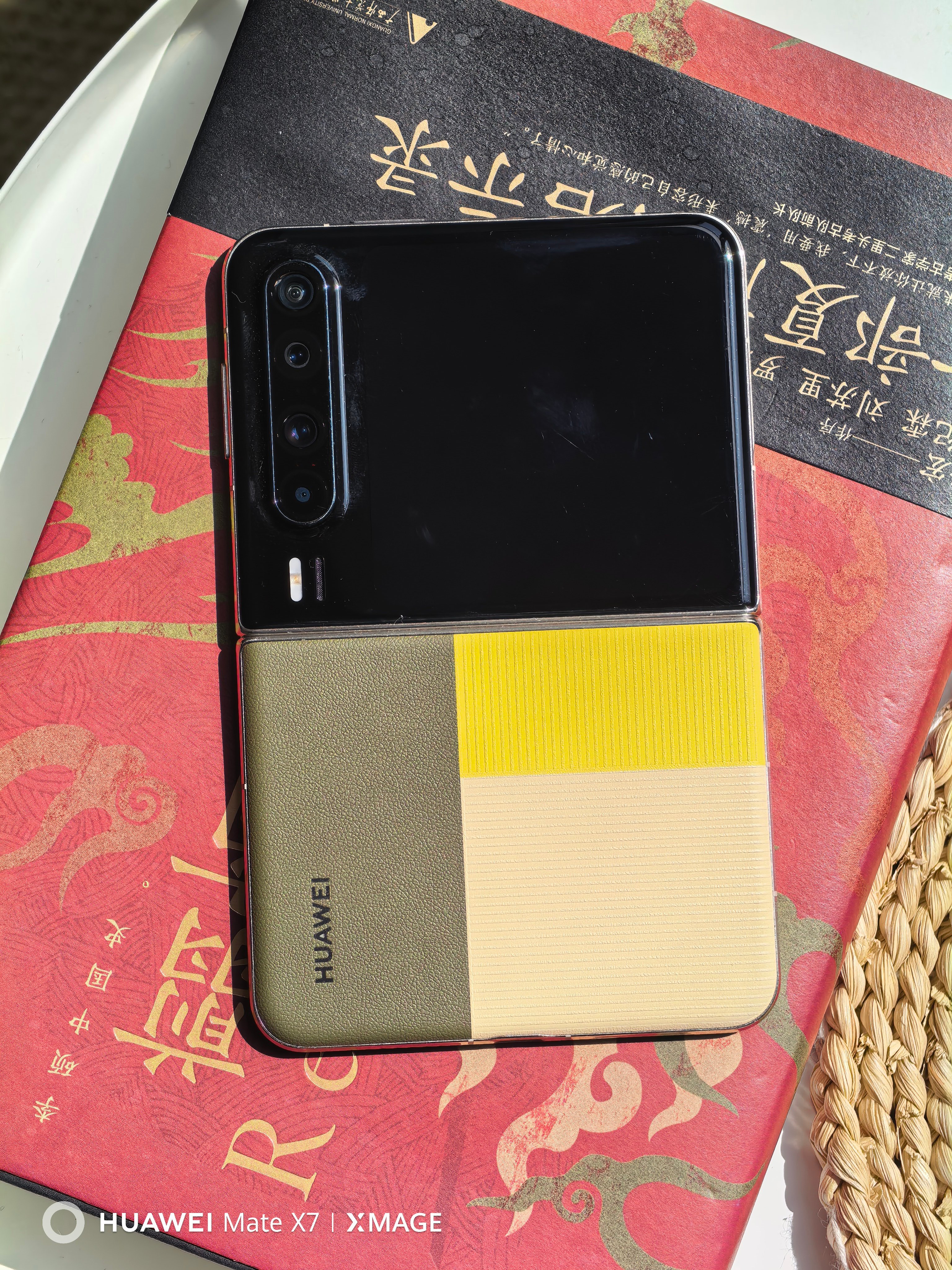 为何多家厂商布局阔折叠多家厂商布局“阔折叠”，主要是由于市场格局、产品体验和竞争