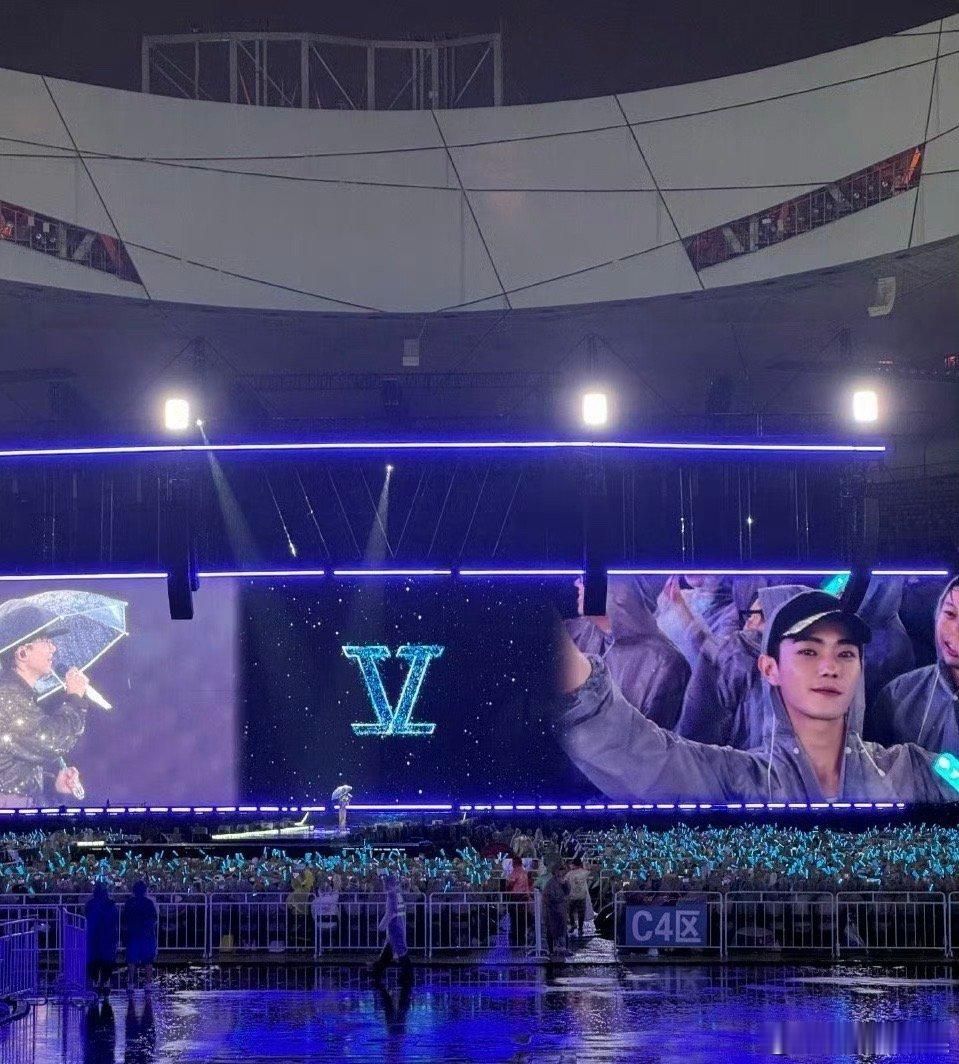 #许凯[超话]##许凯看张杰演唱会#真的太喜欢这样的演唱会了，而且对于我们来说你