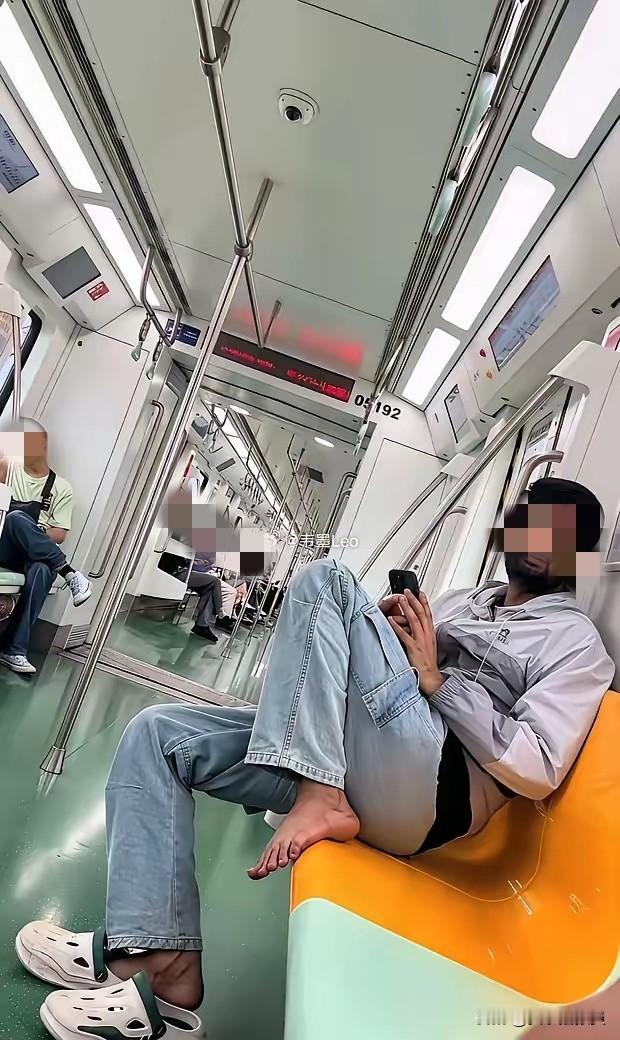 说他犯法吧，并没有。
说他不犯法吧，看到着实难受。
你还愿意坐他旁边吗？
他下车
