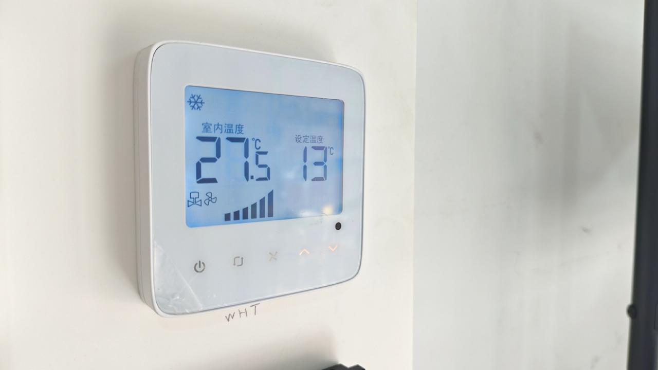 介绍一套我公司最新开发的一套“4G物联网集控温控器”。
该温控器里置入SIM芯片